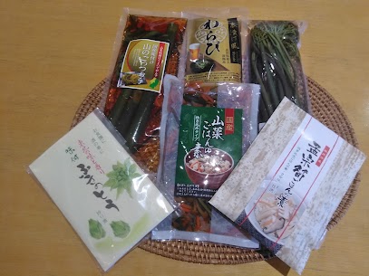山菜シリーズ！地元で採れた新鮮な山菜を使用した加工品を取り揃えております。ご自宅用はもちろん、酒田の春を感じるお土産としてもおすすめです！ 季節限定の味覚を、ぜひ大切な方へ😋