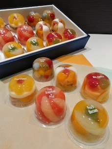 ミックスゼリープレミアムデザートを紹介✨ 果肉と果汁を贅沢に使用し、見た目が綺麗で可愛くまるで、プリンセスデザートみたいですね👸💍 🍒🍑味は6種類ご用意しています🍐🍉 大切な方への贈り物に🎁