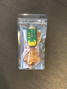 ひとくち庄内柿🧡 ビタミンCたっぷり酒田市で採れた 種なし柿をドライフルーツにして優しい甘みをぎゅっと閉じ込めました😌✨ そのまま食べても十分美味しいのですが チーズと合わせて食べることでお酒のお供にも…🍷🖤