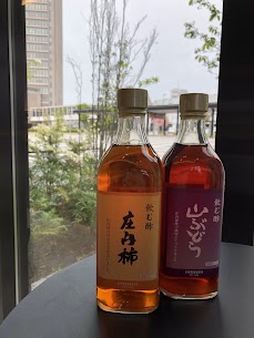 飲む酢　庄内柿・山ぶどう 完熟させた山形県産庄内柿100%を 使用してじっくり熟成させること約2年… まろやかですっきりとした味わいです🍇 柿酢でつくるピクルスもおすすめです🎶