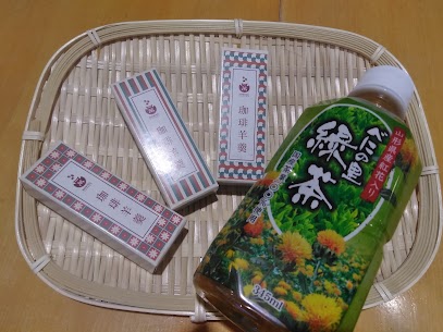「珈琲羊羹（こーひーようかん）」が仲間入りしました！ ほのかに香るコーヒーの風味と、羊羹のやさしい甘さがマッチした、ちょっと大人の味わいです😋 コンパクトで、軽くつまめる食べやすさ✨ 和風デザインで3種類。