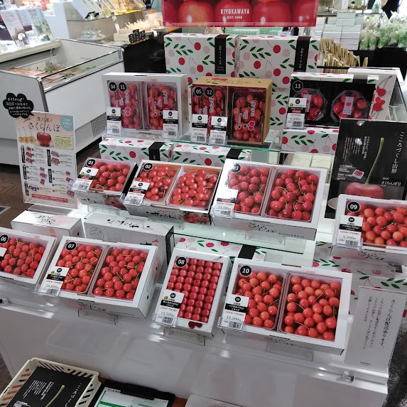 本日さくらんぼ「佐藤錦」入荷しました🍒ご予約も承っております。 さくらんぼマドレーヌも大人気です😆山形のお土産にぜひ😍