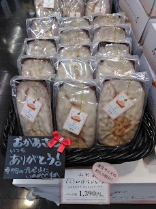 庄内空港店菓子人気No.1 【さくらんぼマドレーヌ】にパウンドケーキ型が期間限定で新登場🍒✨ お好きな大きさにカットしてお召し上がりいただけます🍴 母の日のプレゼントにいかがですか🌹