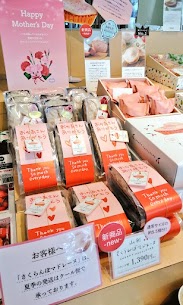 もうすぐ母の日😌💕 感謝を清川屋の『美味しい』で伝えませんか❔ 当店ではさくらんぼのマドレーヌの『パウンドケーキ型』が大人気です🍒 なくなる前にお早めに🏃