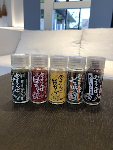 山形蔵王山系には多くの姥神様(やまんば様)が祀られています。そんな進行深い山で本気で育てた唐辛子を使いやすい瓶詰めにしました。それぞれの味わいをお楽しみください🔥