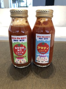 山形県白鷹町産完熟トマト100%使用🍅高糖度で無添加のトマトジュースは常温だととろっと濃厚な味わいで、冷すときゅっとトマトの旨みが広がります✨トマトが苦手な方でも飲めちゃう美味しさです