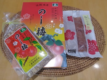 暑くなるとサッパリ酸っぱい食べ物が恋しくなる。山形を代表する銘菓「のし梅」完熟梅を寒天と砂糖で練り上げ、薄く伸ばした伝統製法が特長。口に入れた瞬間に広がる爽やかな梅の香りともちっとした食感が魅力です♪