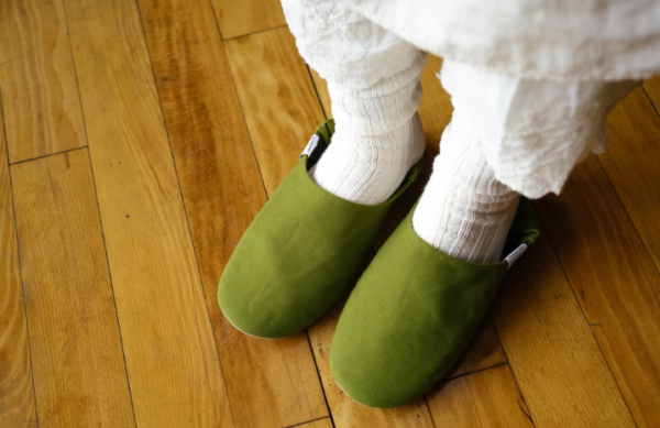 丈夫な綿100％の帆布を使い、手仕事によって一足ずつ仕立てられる帆布バブーシュ。かかとを上げれば靴のように、倒せばサッと履けるその柔軟さは、家の中で忙しく立ち働く私たちの足元を、軽やかに支えてくれます。