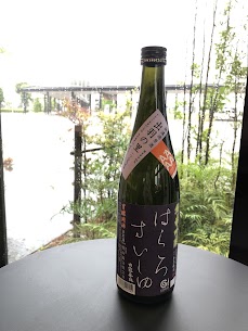 白露垂珠 純米吟醸原酒 出羽の里。香りは控えめですがほんのりフルーティーで、ひとくち飲むとお米の甘みと旨みが口いっぱいに広がります⟡.·*出羽の里の良いところを凝縮した日本酒です🍶✨