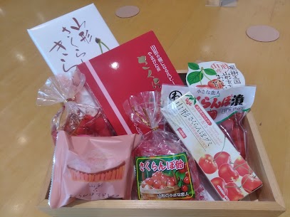 🍒さくらんぼ関連商品が勢ぞろい！人気のさくらんぼグミに飴、意外なご当地商品さくらんぼカレー、さくらんぼ漬け、パンやヨーグルトによく合うさくらんぼジャムなど、さまざまな商品を取り揃えております✨