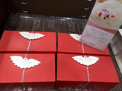 間もなく旬を迎える山形のさくらんぼ🍒ほわいとぱりろーるも『さくらんぼ』フレーバーが登場しております✨甘酸っぱく爽やかな味わいで大人気です😋