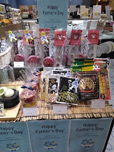 👔６月21日は父の日です👔店頭におつまみセットをご用意しております❗他の商品のラッピングもお受けできますので是非お近くのスタッフにお気軽にお声がけくださいませ😉