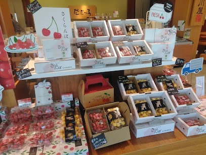 人気のさくらんぼ 「佐藤錦」 と、希少品種 「月山錦」 が入荷いたしました！月山錦は、黄色く美しい果皮が特徴の大変貴重なさくらんぼです。栽培量が少なく、市場に出回る数も限られている今だけの特別な味わい✨