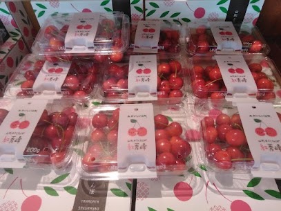 紅秀峰が今まさに最盛期です🍒とにかく粒が大きくって、ひと口かじると驚くほど濃厚な甘さがブワッと広がります🤤酸っぱさが少なくて、とにかく甘いのが最高！果肉がしっかりしてるから食べ応えもバツグンです。
