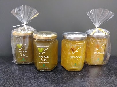 オレンジマーマレード、うめジャム(山形県産の青梅に蜂蜜を加え、爽やかな酸味と上品な甘味を味わえます)を取り扱っております。他の種類もございますので、是非お越しくださいませ❗