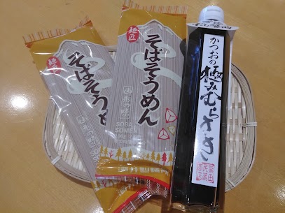 「そばそうめん」は、そうめんにそば粉を加え、独自の製法で丁寧に練り上げた商品です。なめらかな喉ごしと、そばの豊かな風味を同時に楽しめるのが魅力✨つるりとした食感で食べやすく、暑い日でもさっぱりと😋