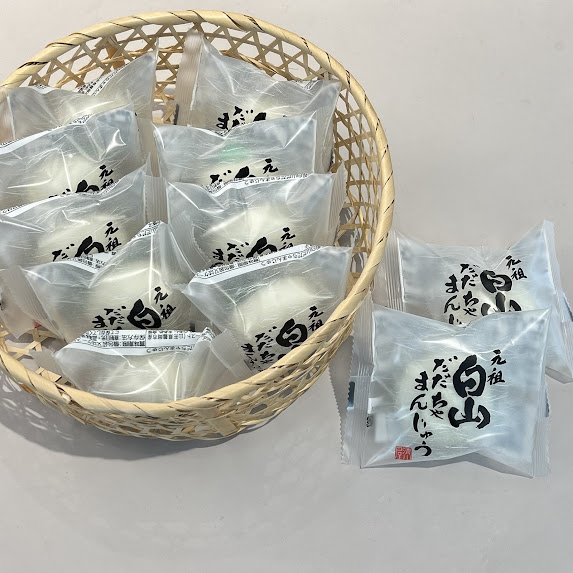 ◎味も香りも抜群…！✨◎絶妙な粒感を残した鶴岡産のだだちゃ豆の餡をふっくら、もちもちの食感の皮で包み込んだ創業当初から長く受け継がれてきた、やさしい味わいの蒸し饅頭です😊🫛