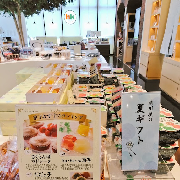 ７月に入り、日に日に暑さが増している今日この頃😵💦夏はお盆・お中元の季節です🎐お世話になっているあの人へ😌当店では贈り物用に詰め合わせや包装を承っております😊お気軽にスタッフへ✨