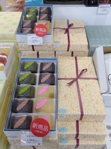 本日は新商品の【水ようかん】を紹介します💁贈り物としてピッタリな詰合せで、小豆🫘・梅😝・抹茶🍵の三種類の味🎶手のひら🖐️サイズで食べやすいですよ！