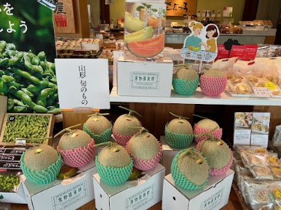 山形県産「庄内砂丘メロン」の贅沢セットが入荷しました🍈✨🧡なめらかで濃厚な甘さの【赤肉】💚香り豊かで爽やかな後味の【青肉】砂丘の恵みが育てた、異なる2つの美味しさを一度に楽しめる至高のセットです😍