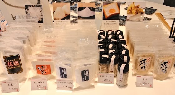 キッチンのお助けマン🌾🍙🍚サッとふりかけるだけで料理が美味しく‼️当店では様々な食卓の塩を取り揃えております✨