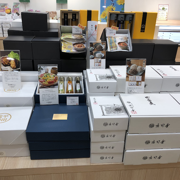 夏ギフト販売中です♪暑い夏に贈りたい、山形らしいジュースやゼリーはもちろん、宮城県三陸うまれの、レンジで温めるだけで食べれるカレーとスープのギフトもおすすめです！