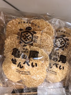 新入荷『亀の尾せんべい』山形県庄内町産の「亀の尾」100%使用した、揚げせんべいです。お米の粒が際立つ食感になっており、あっという間に一袋食べ切ってしまいます😋