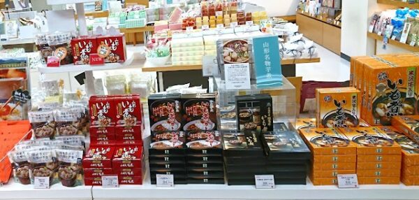 山形の秋と言えば芋煮❕🍁9/20は日本一の芋煮会フェスティバル🎶当店ではレトルトなどの手軽な物やチンしてすぐ食べられる芋煮など種類豊富に取り揃えています🍲お土産や待ち時間にいかがでしょうか？