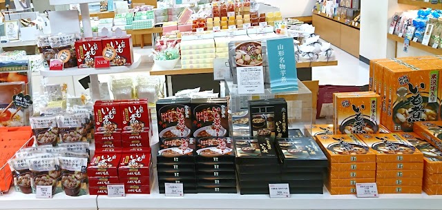 山形の秋と言えば芋煮❕🍁9/20は日本一の芋煮会フェスティバル🎶当店ではレトルトなどの手軽な物やチンしてすぐ食べられる芋煮など種類豊富に取り揃えています🍲お土産や待ち時間にいかがでしょうか？
