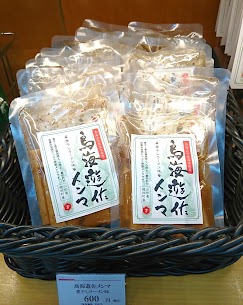 🆕 鳥海遊佐メンマ煮干しラーメン味山形県遊佐町の筍を使用したザクザク食感の極太メンマは、噛むたびに旨味が広がりやみつきになる味わい😻✨おつまみやご飯のお供はもちろんラーメンのトッピングにも🍜