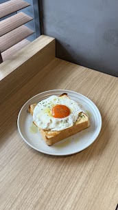 土日祝限定販売とろーり卵のクロックマダム🍳たっぷりチーズとホワイトソース、ふわふわの許してちょんまげパンが合わさり、一口食べると幸せな気持ちになれること間違いなし❣お得なセットもございます♪