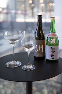 0035gatherにて「地酒飲み比べ」500円で出来ます🍶スタッフセレクトの8種の中から2種お選び頂き、日本酒専用のグラスでお楽しみいただけますよ♪新幹線の待ち時間にもぜひ！