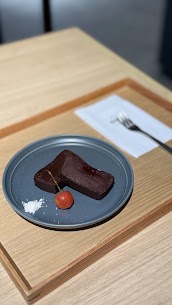 ミ・キュイカカオ～ゲランド塩添え～濃厚濃密なグルテンフリーのチョコレートケーキにゲランド塩を添えました🍫0035カフェにてお召し上がり頂けます🥄ティータイムにぜひいかがでしょうか❣
