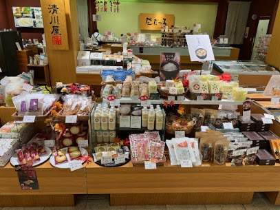 秋の味覚といえば、つやつやと輝く新米🍚✨そして、山形の秋に欠かせない郷土料理といえば芋煮✨秋ならでのさつまいもや栗を使ったお菓子も取り揃えております。
