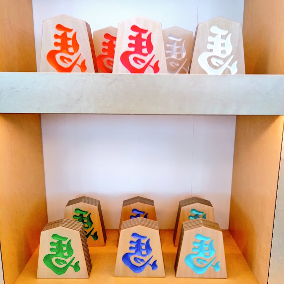 当店の民芸品おすすめランキング👑特におすすめは天童市の縁起の良い置物『左馬』うま↔️まう福を招き入れる縁起の良い守り駒として親しまれています🐴